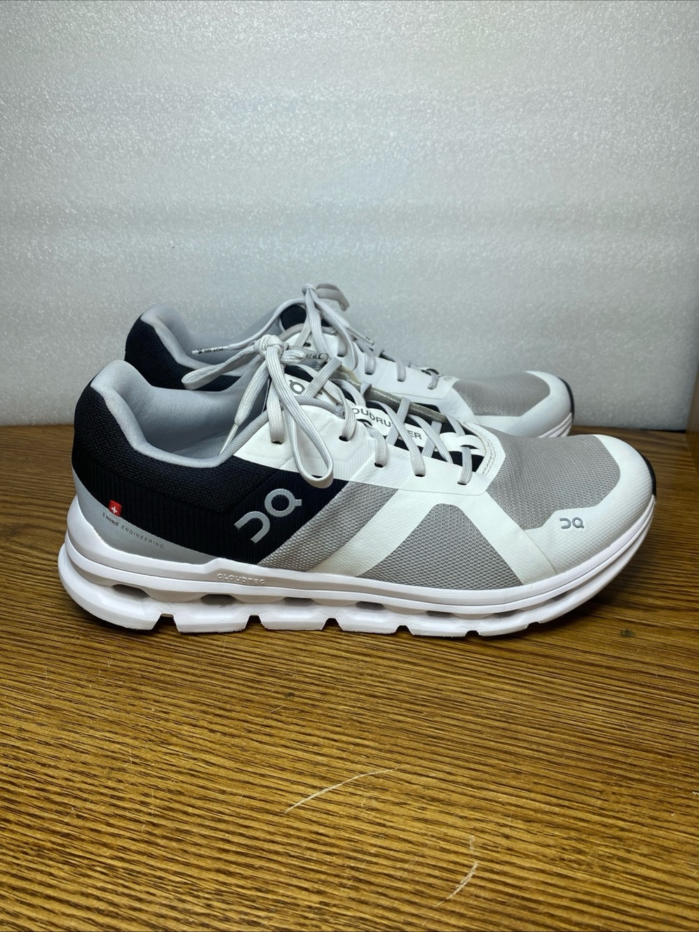 On Cloudrunner Running Shoes Mens Size 11 White Black Gray CloudTec 46.98647